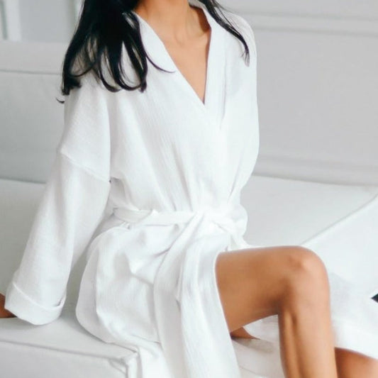Długi, bawełniany szlafrok marki Jazlyn zapewnia doskonały komfort na każdą noc i każdy poranek, a do tego wyróżnia się biało-szarą kolorystyką!